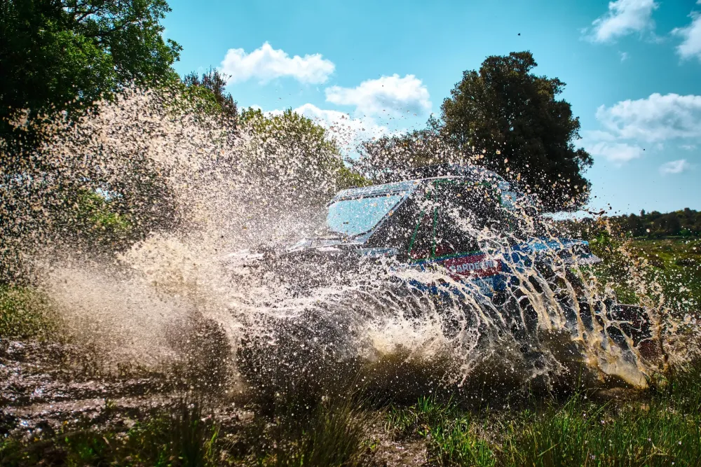 Buggy che entra in una pozza di fango