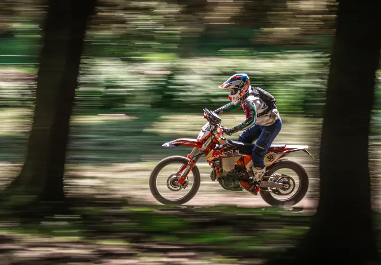 moto da cross a piena velocità