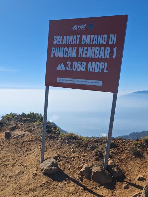 Puncak Kembar 1