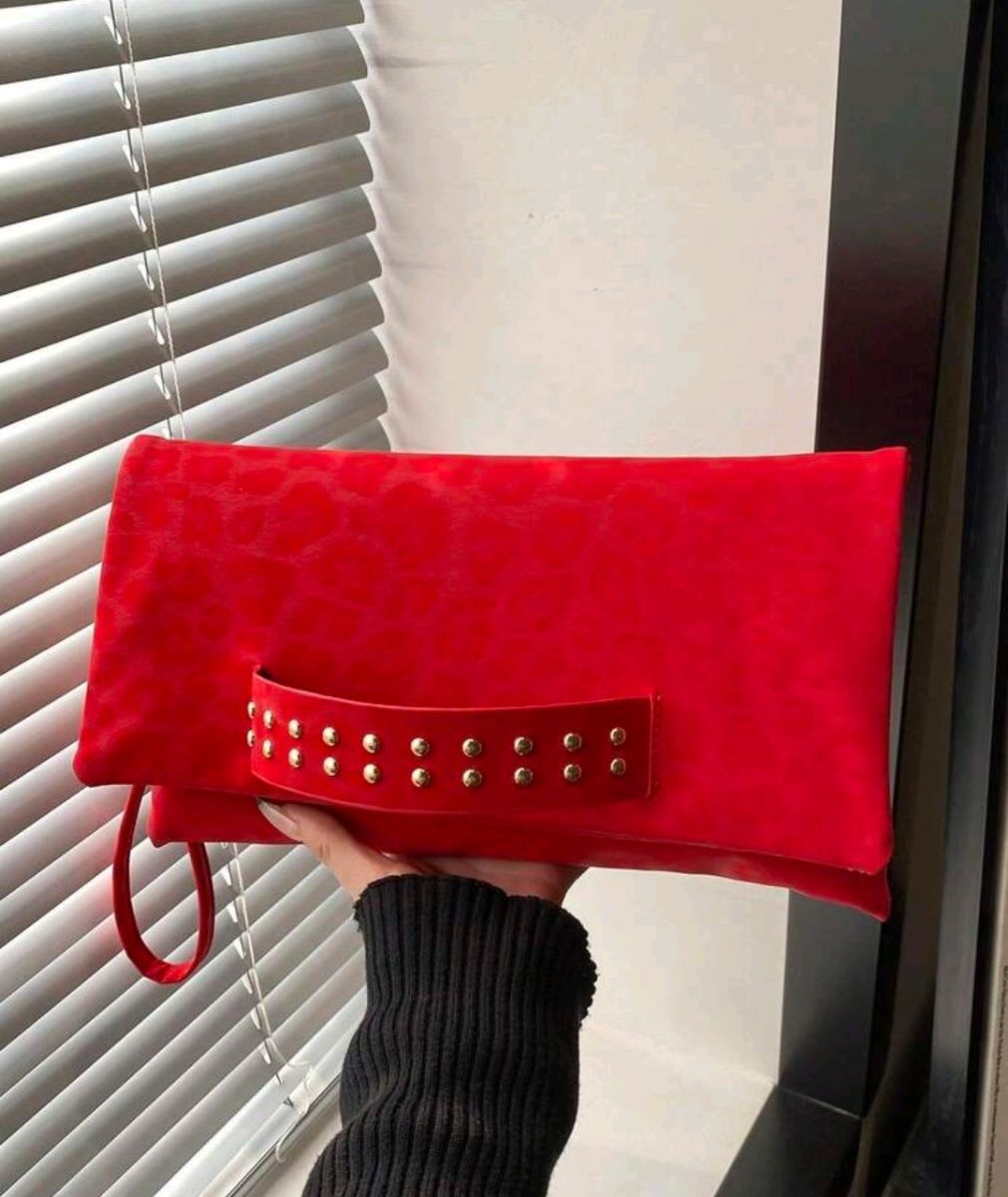 Sobre rojo tachas