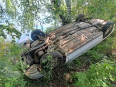 В&nbsp;Шарыповском районе после ДТП с&nbsp;переворотом автомобиль повис на&nbsp;березах над озером