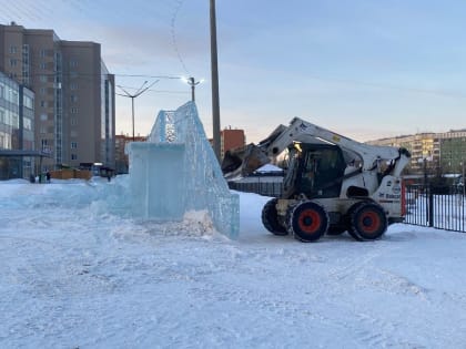 В Красноярском крае демонтировали первый ледовый городок и горки