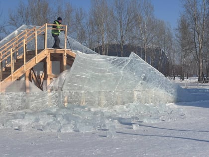 В красноярском Татышев-парке разбирают ледовый городок