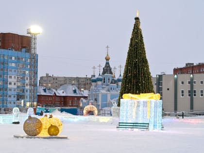 На стадионе «Заполярник» убирают елку и гирлянды