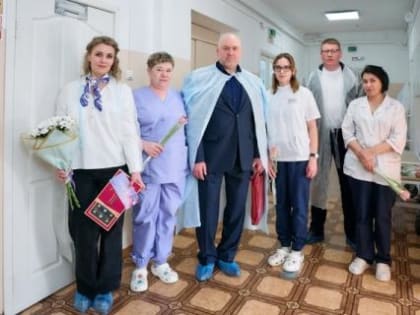 Сотрудниц и пациентов Туруханской районной больницы поздравили с Международным женским днём