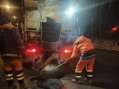 Дорожники устранили выбоины в центре Красноярска и на Копыловском мосту