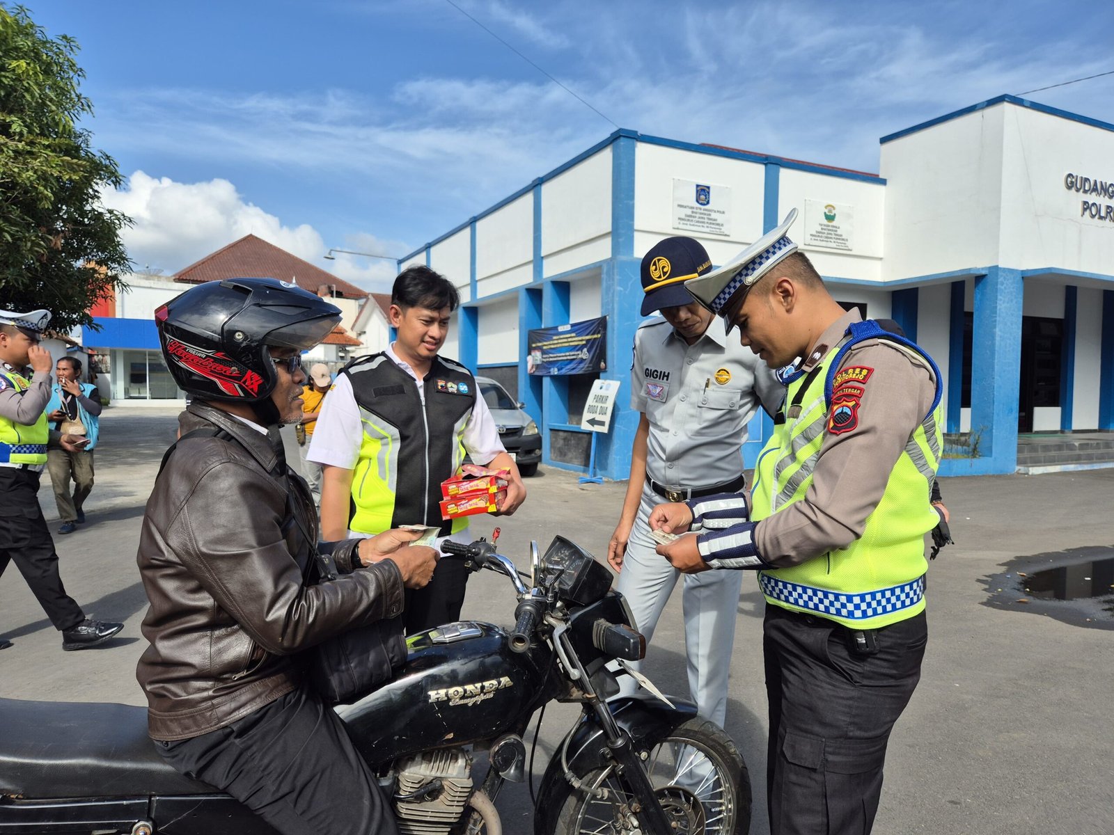 SATLANTAS POLRES PURWOREJO LAKSANAKAN OPERASI PATUH CANDI 2025: EDUKATIF, SIMPATIK, DAN HUMANIS