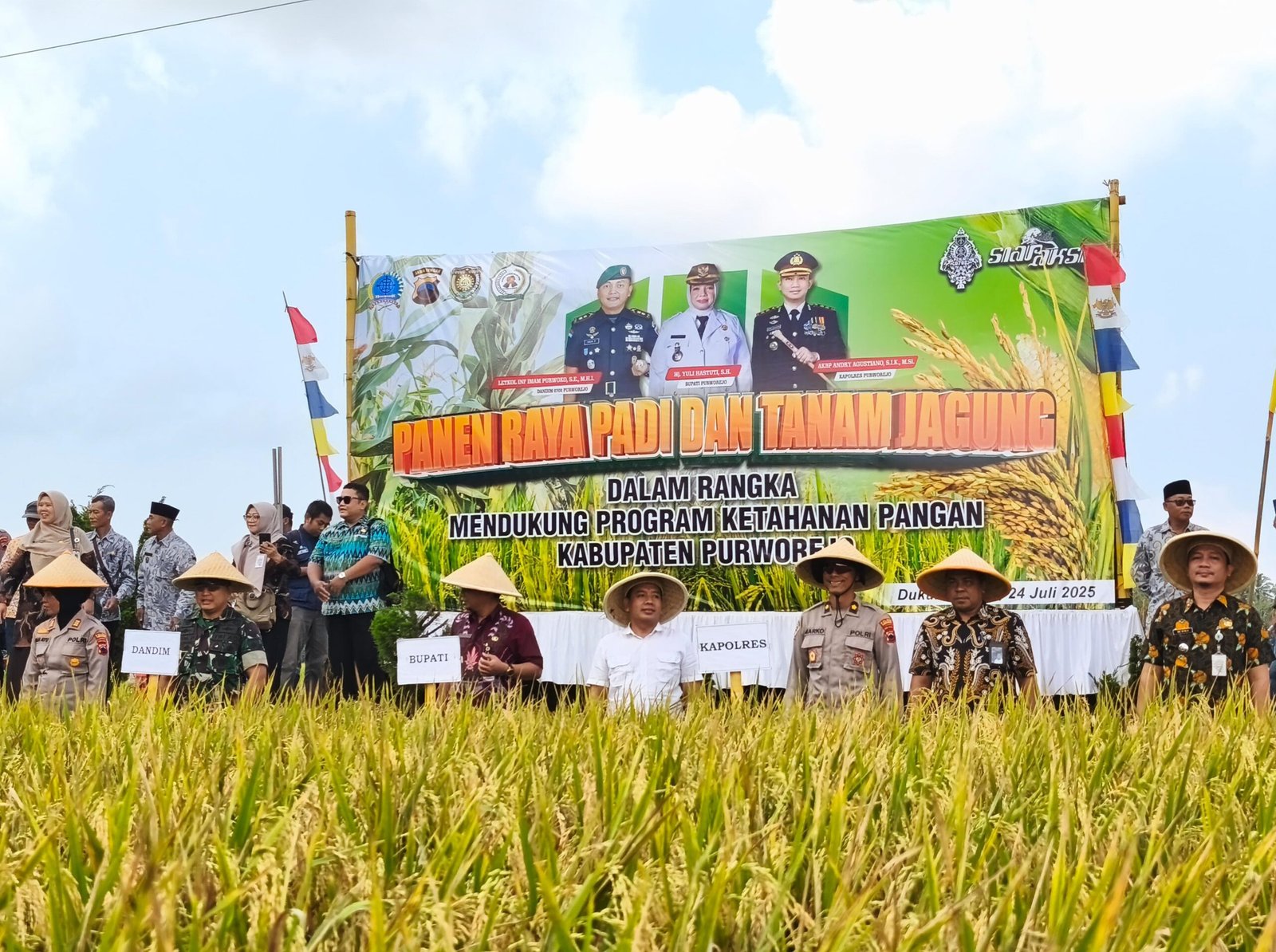 Polres Purworejo Dukung Ketahanan Pangan, Ikuti Panen Raya dan Tanam Jagung di Dukuhdungus