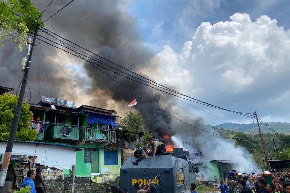 Bahu Membahu Tni-Polri Padamkan Kebakaran Komplek Kodam Lama