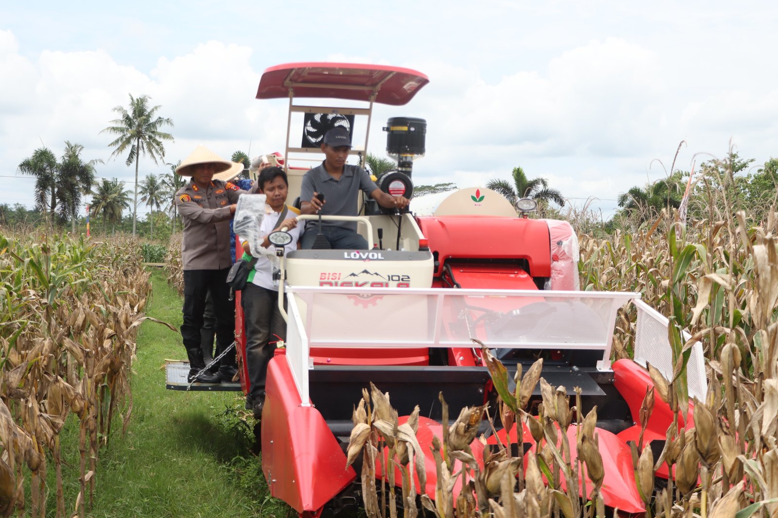 Inisiasi Digitalisasi Pertanian: Polres Purworejo tingkatkan Panen Raya Jagung Kuartal III dengan Bantuan Drone dan Harvester