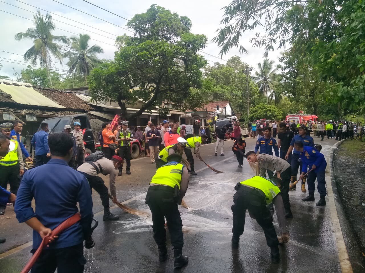Aksi Sigap Kapolres Purworejo Turun Tangan Bersihkan Solar Tumpah Pasca-Kecelakaan Maut di Bener