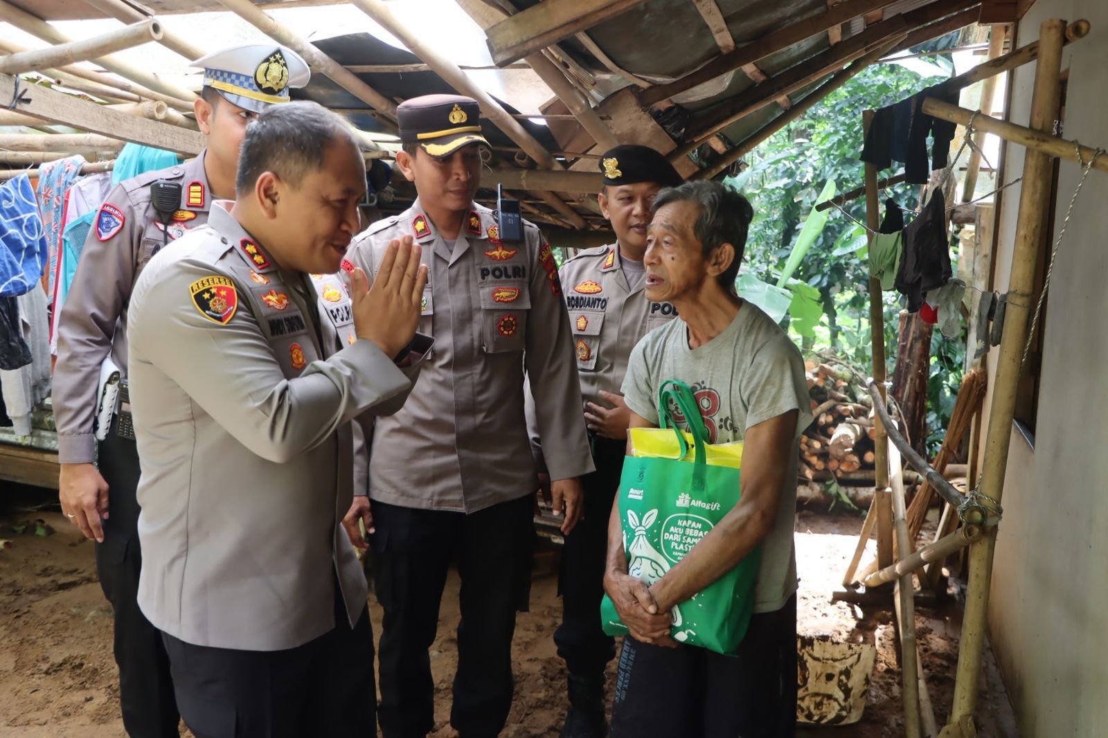 Wujud Kepedulian, Kapolres Purworejo Terjang Lokasi Longsor Bener untuk Salurkan Bantuan