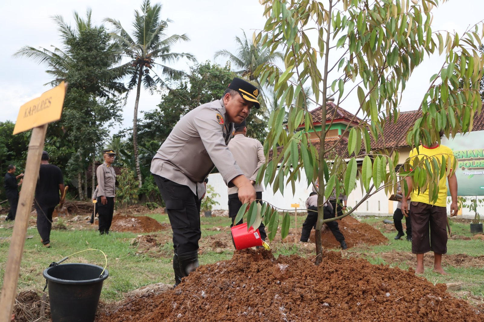 Ubah Lahan Tidur Jadi Produktif, Polres Purworejo Tanam Puluhan Pohon Durian