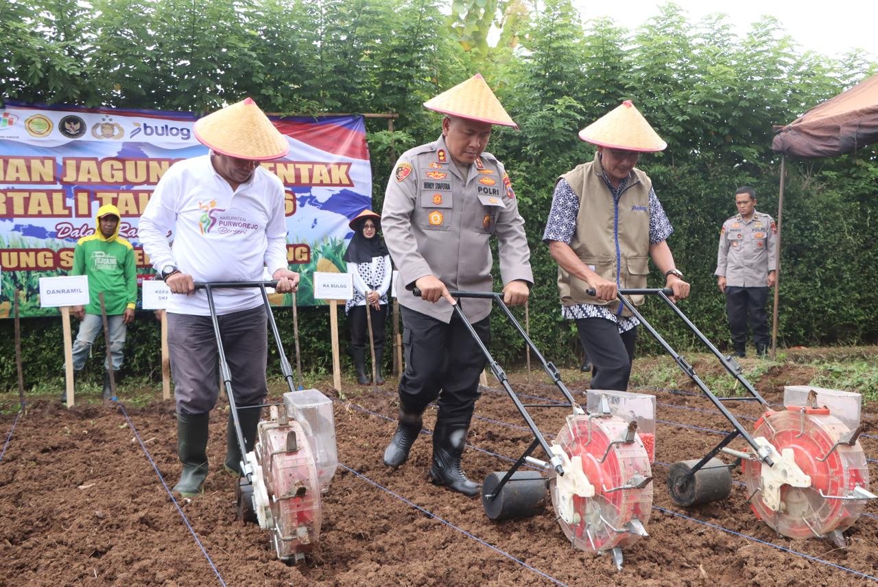 Polres Purworejo Laksanakan Penanaman Jagung Serentak Dukung Program Ketahanan Pangan Nasional