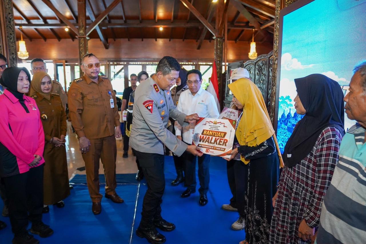 Kapolda Jateng Pimpin Puncak Bakti Kesehatan Hari Bhayangkara ke-80 di Tegal, Hampir Seribu Warga Nikmati Layanan Gratis