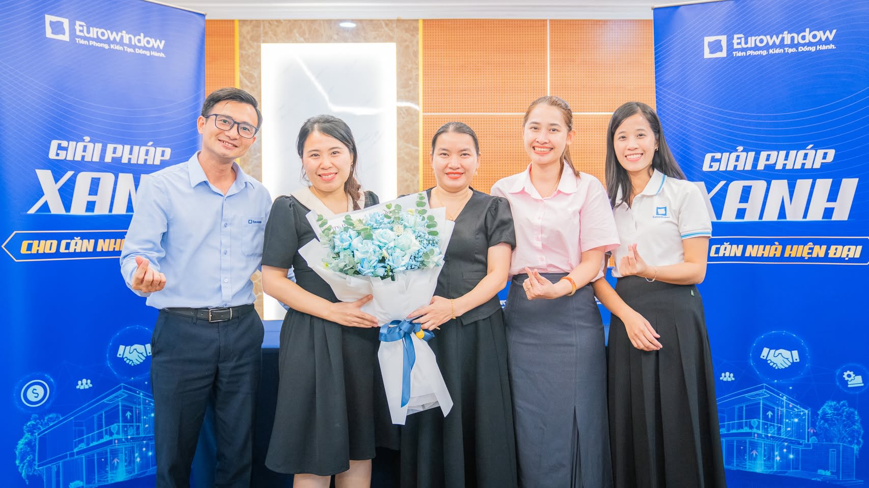 Kiến trúc sư trải nghiệm vận hành cửa Slim ray treo