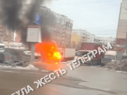 На улице Металлургов в Туле загорелся эвакуатор