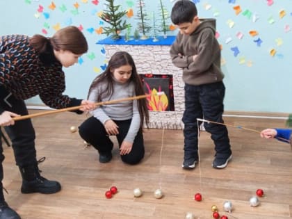 Городской филиал: «Забавы у новогодней елки» (6+)