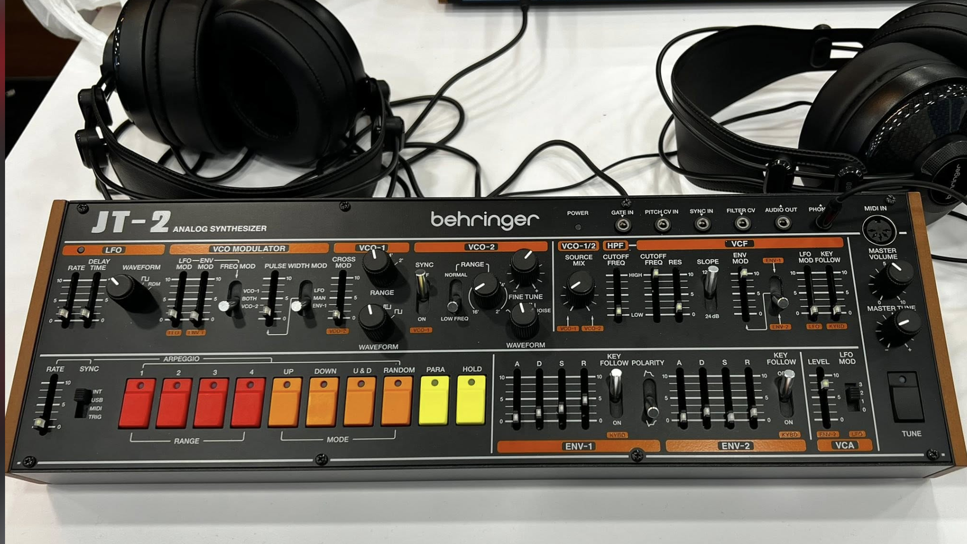Behringer JT-2 Jupiter-8 스타일 유로랙 모듈 NAMM 2026