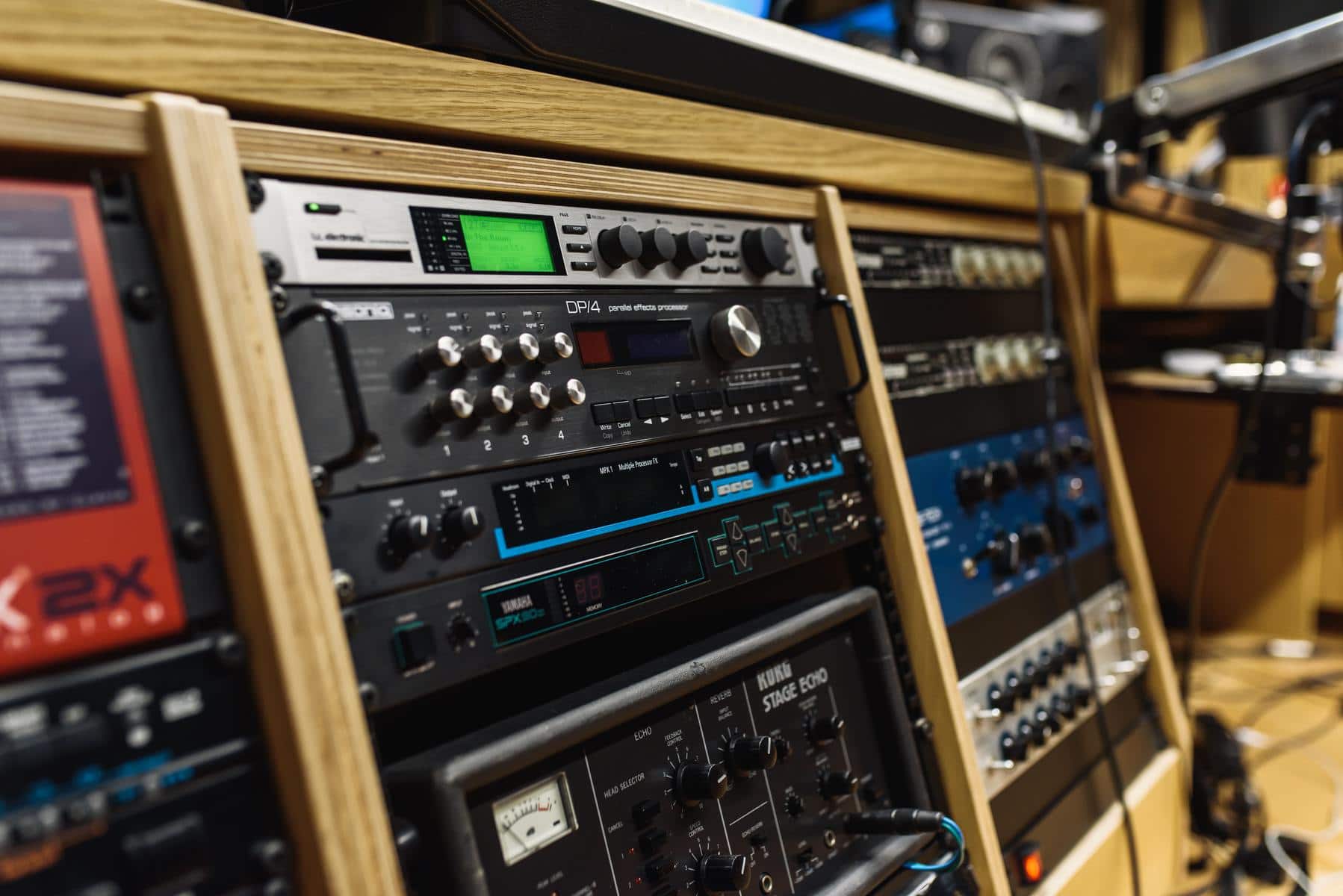 Mastering chain signal flow audio processing units