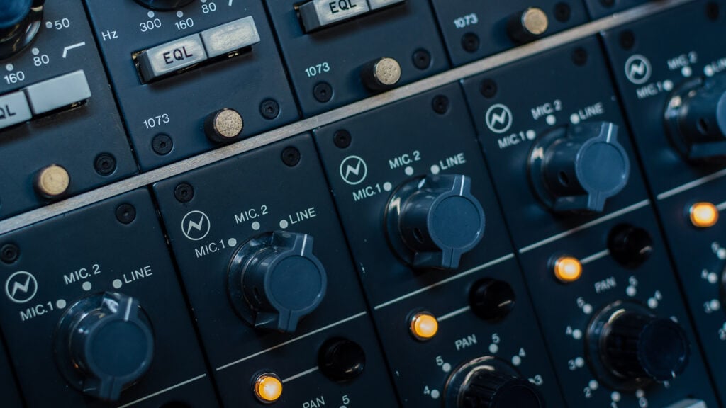 프로 힙합 보컬 레코딩 체인에 사용되는 Neve BCM-10 콘솔과 1073 프리앰프