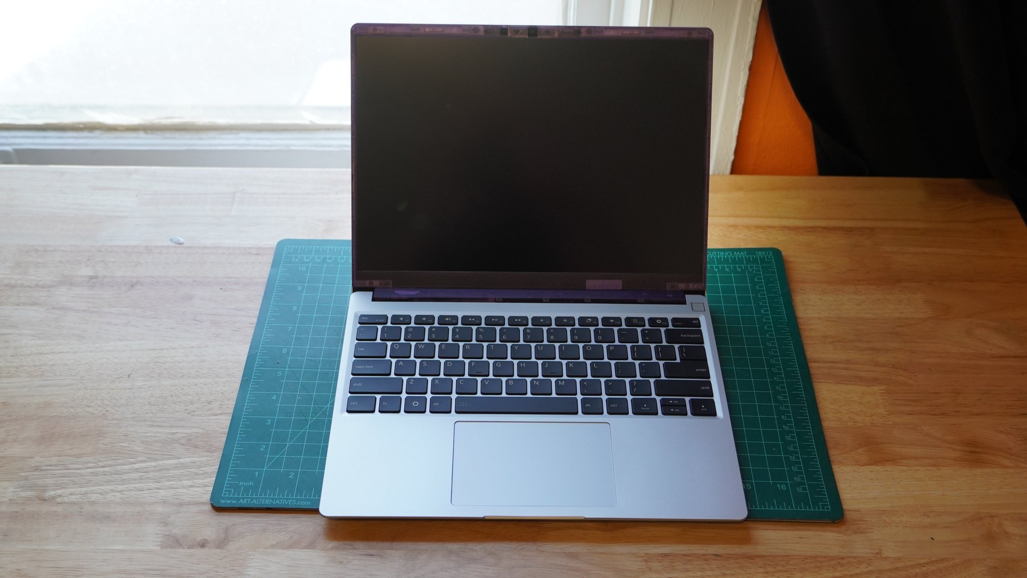 Framework Laptop 13 AMD 디스플레이와 키보드가 보이는 오픈 노트북