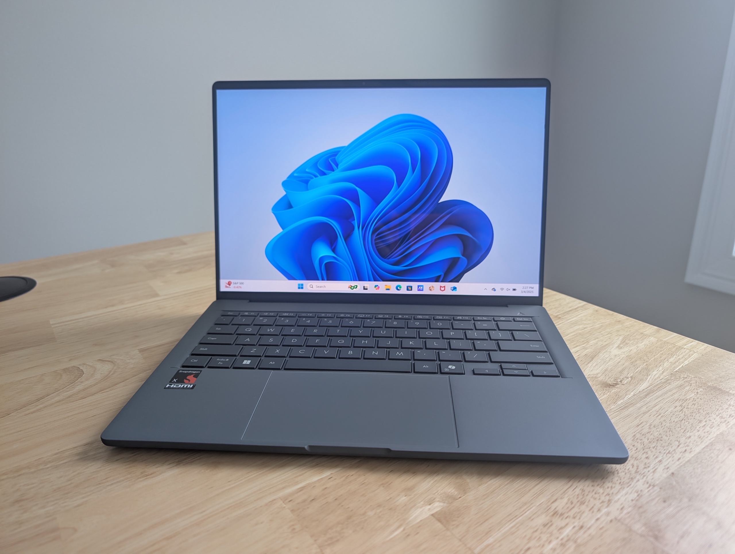 캠퍼스 책상에서 노트북 사용하는 학생 신학기 노트북 가이드 2025