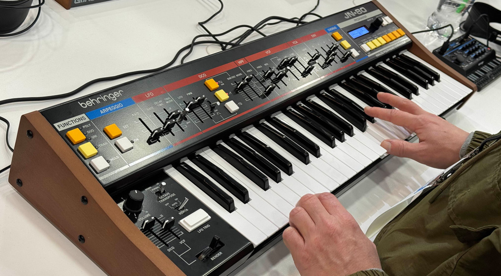 Behringer JN-80 Juno 스타일 아날로그 신스