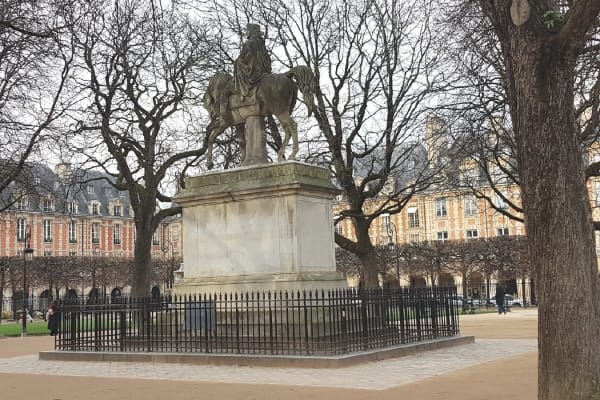 Square Louis XIII