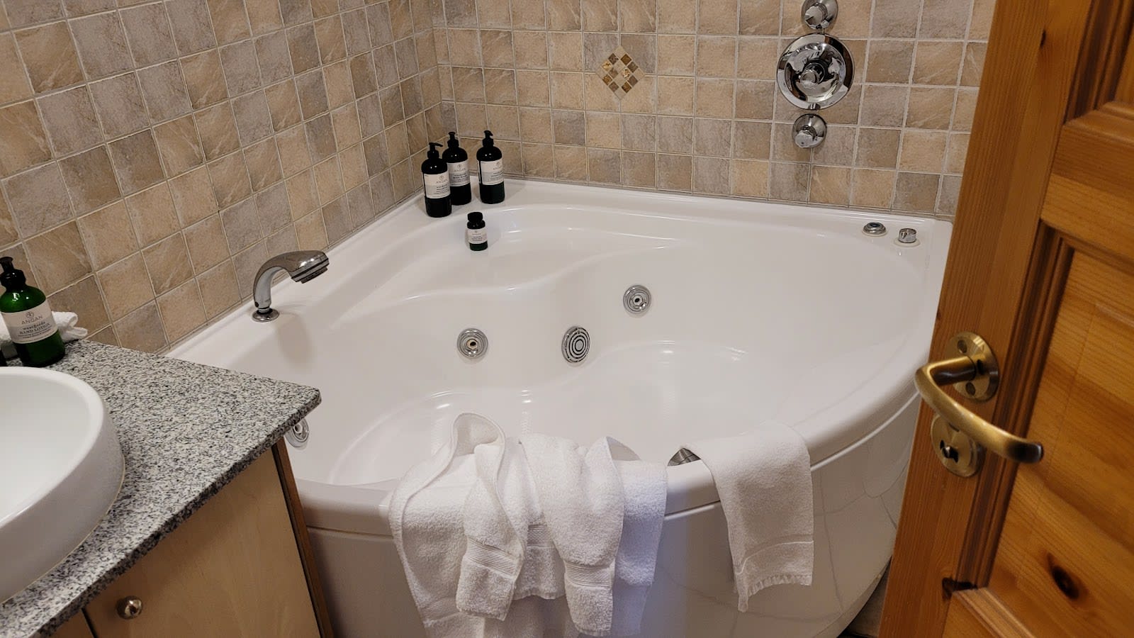 Comfortable bathroom at Hotel Ranga Hella