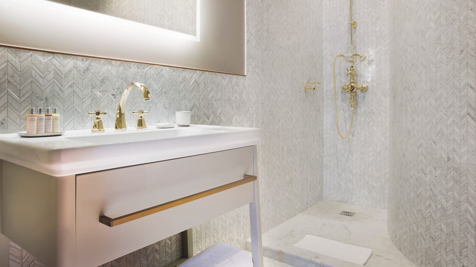 Élégante salle de bain à Maison Bréguet Paris