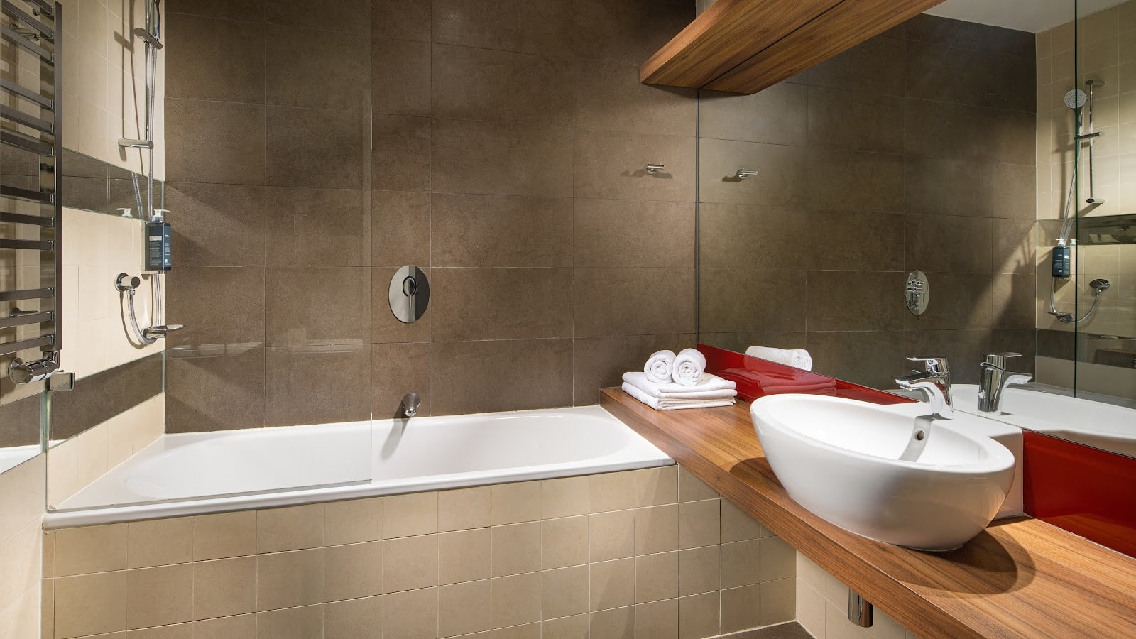 Élégante salle de bain au Mamaison Suite Hotel Pachtuv Palace Prague