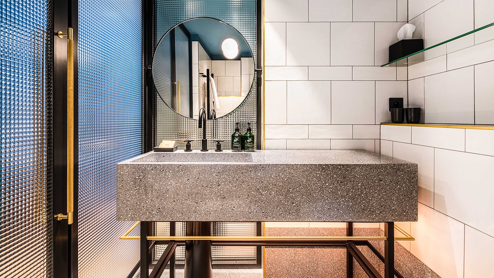 Élégant espace de salle de bain au Maximilian Hotel Prague