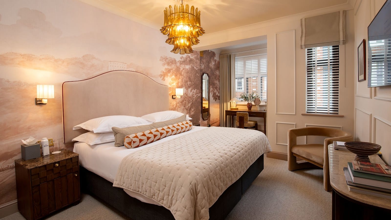 Cozy The Capital Hotel London