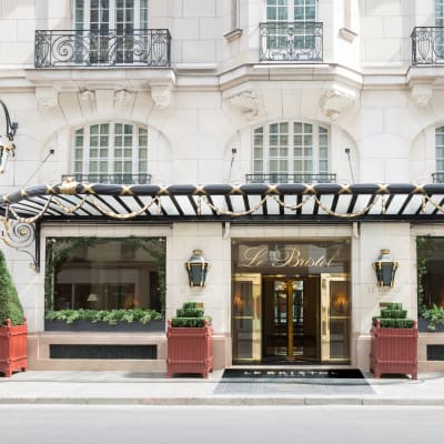 Palace façade on Faubourg Saint-Honoré — an 18th-century town house at the heart of Parisian power.