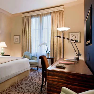Art Deco lines, a mirrored headboard and soft light — the signature of Prince de Galles rooms.