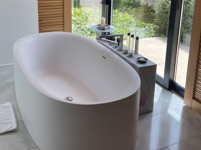 Élégant espace de bain à Amanzoe Kranidi
