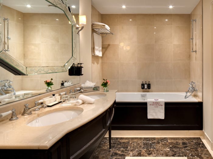 Élégante salle de bain à l'Auberge du Jeu de Paume Chantilly