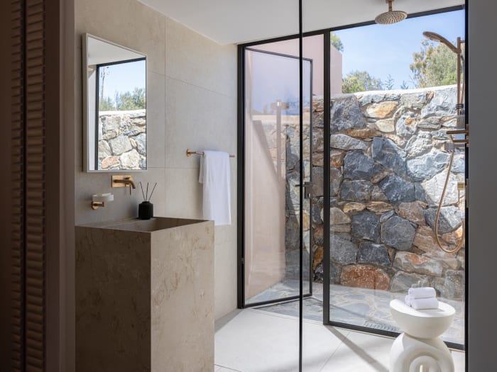 Élégant espace de salle de bain à Cape Sounio