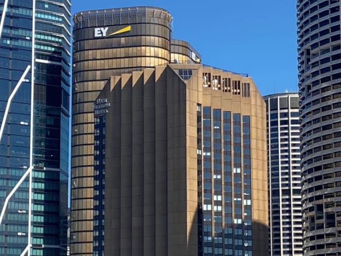 Imposant Four Seasons Hotel Shanghai