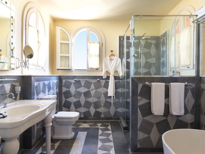 Élégante salle de bain à l'Hôtel La Maison Bleue El Gouna