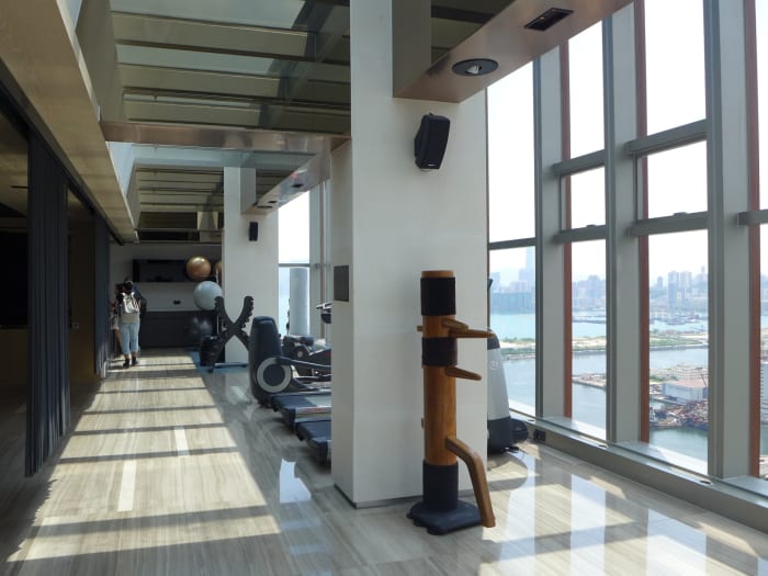 Moderne espace de fitness au Nina Hotel Kowloon East Hong Kong