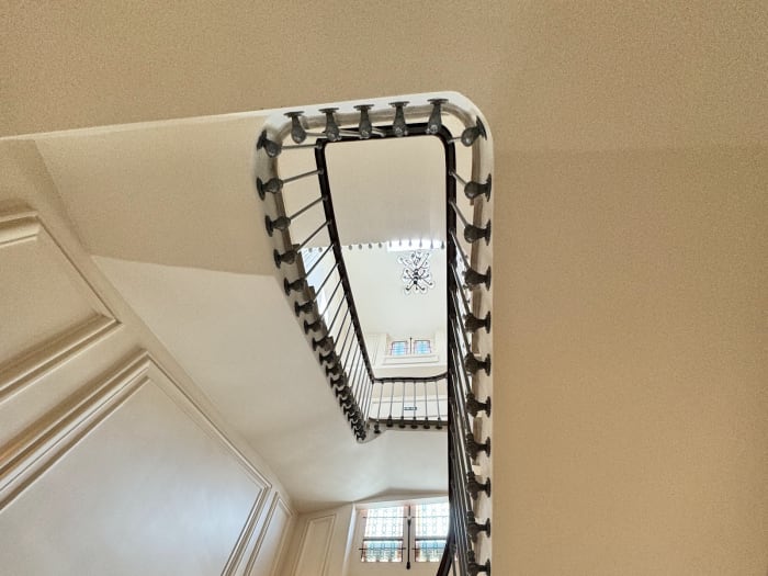 Élégant escalier du Soho House Paris