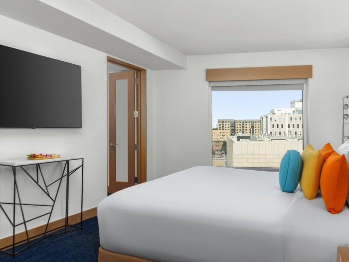 Chaleureux The Art Hotel Denver, Curio Collection by Hilton Denver