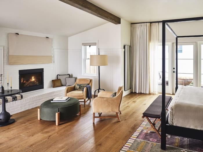 Modern room Inn at Mattei’s Tavern Los Olivos