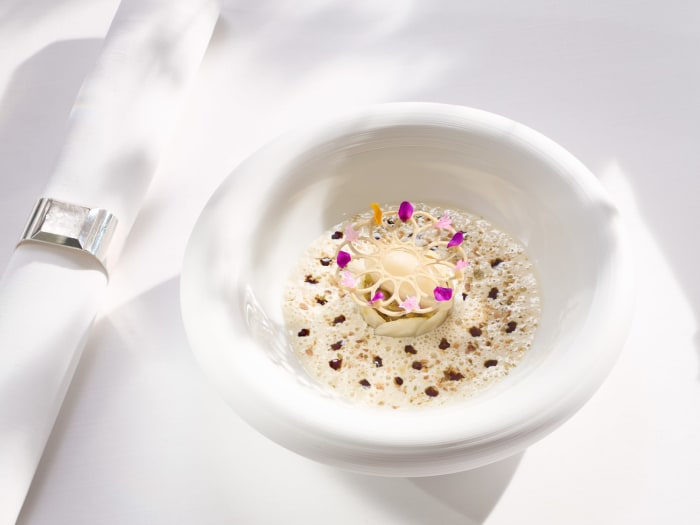 Élégante présentation culinaire à la Villa René Lalique - Hôtel & Restaurant Wingen-sur-Moder