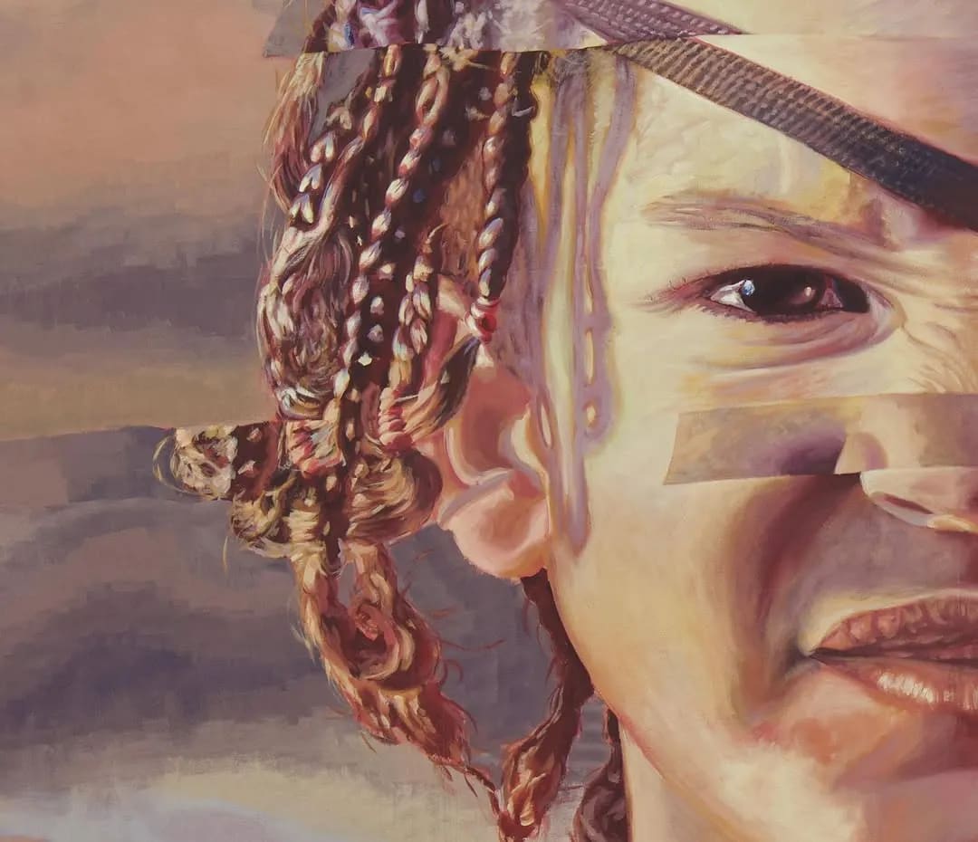 Retrato de una mujer con trenzas, cortado por fragmentos geométricos.