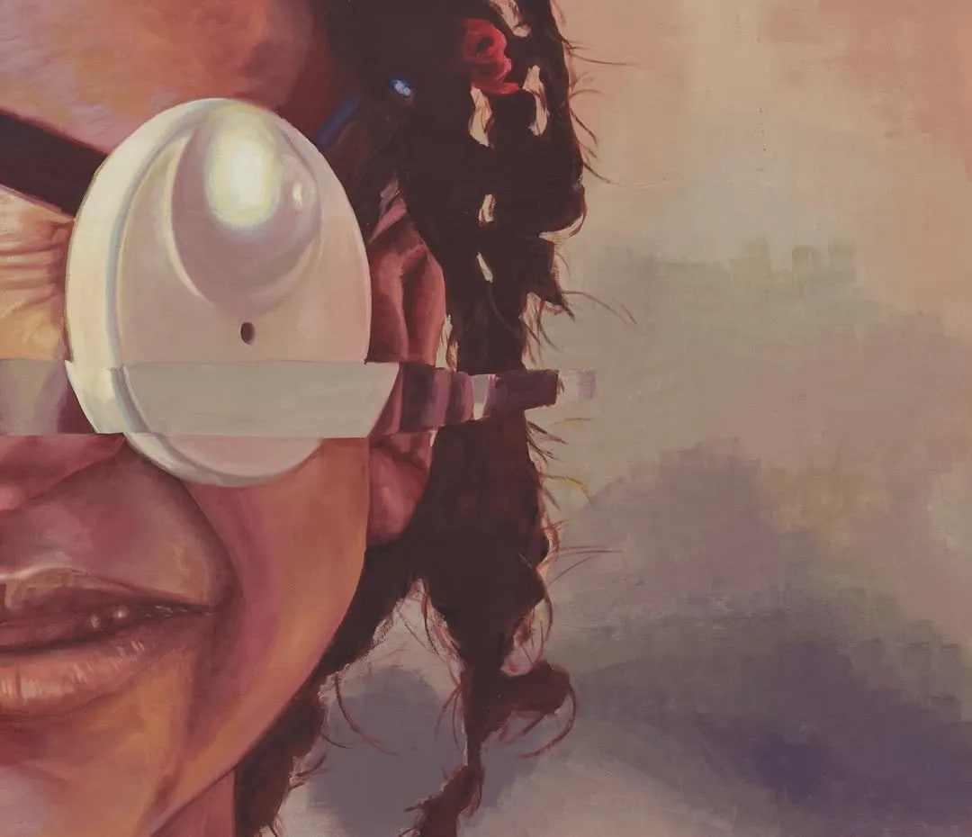 Mujer con gafas futuristas y cabello oscuro, con fondo difuminado.