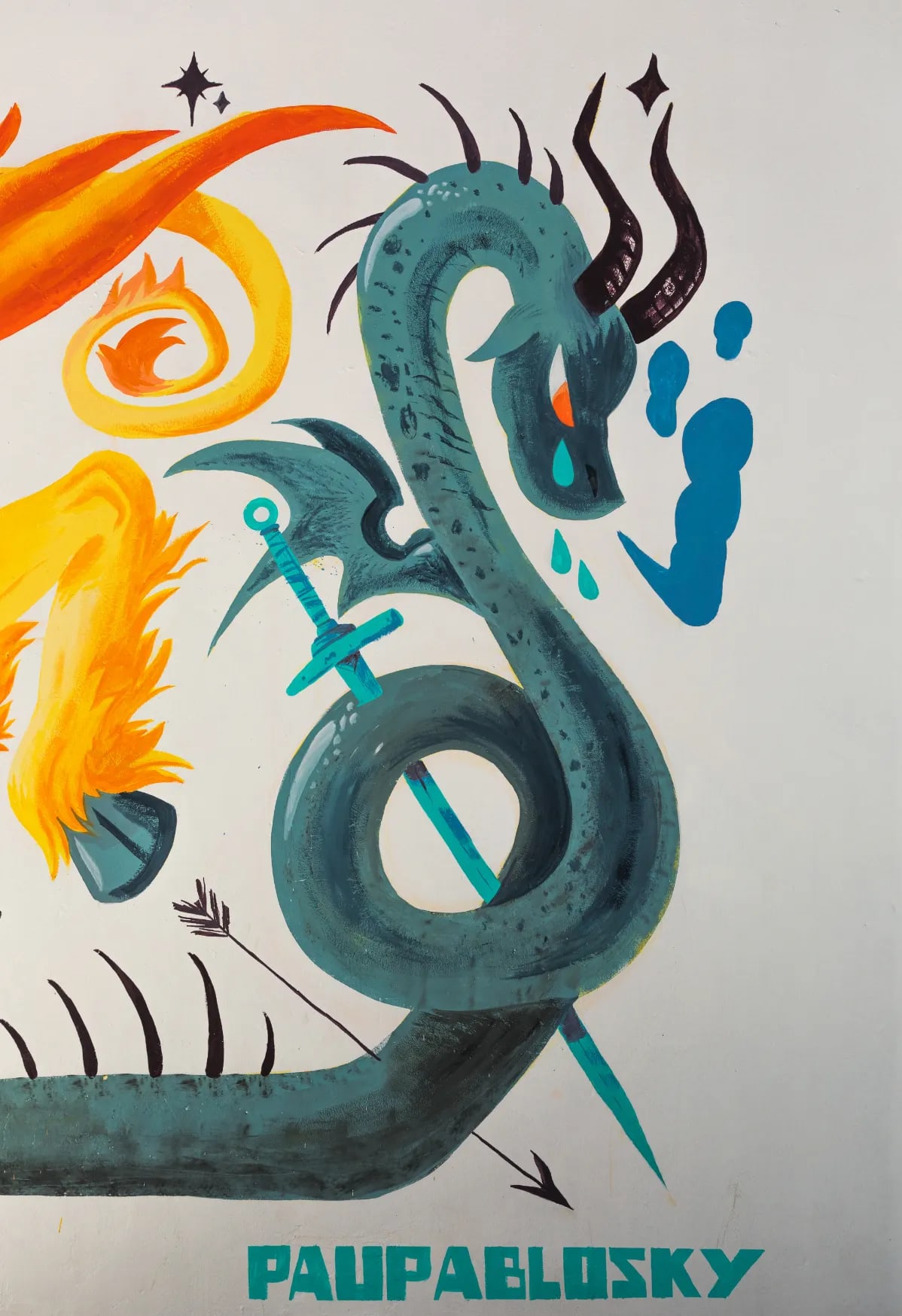 Un dragón verde con lágrimas azules y espadas, rodeado de fuego naranja.