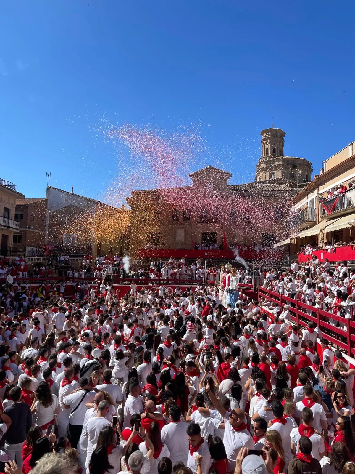 Multitud en celebración con confeti en la plaza durante las Fiestas de Santa Eufemia en Villafranca.